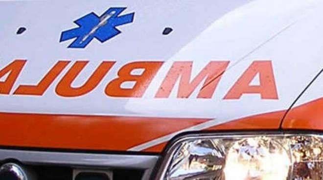 Ha le doglie e partorisce in ambulanza tra casa e l'ospedale