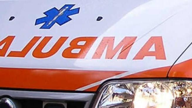 Ha le doglie e partorisce in ambulanza tra casa e l'ospedale