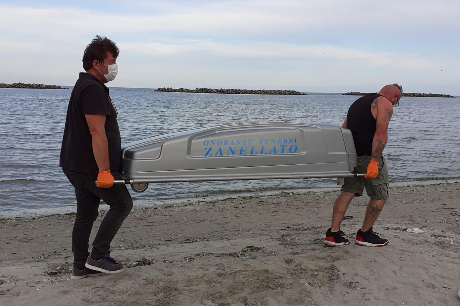 Lido Nazioni, turista muore in mare mentre pesca vongole