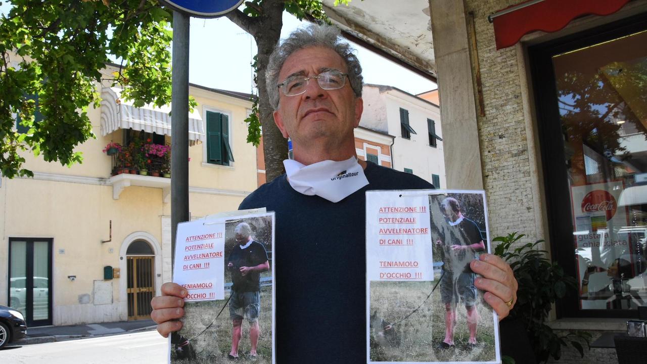 Franco Innocenti mostra le due foto con le accuse infamanti (Foto Agenzia Bf)