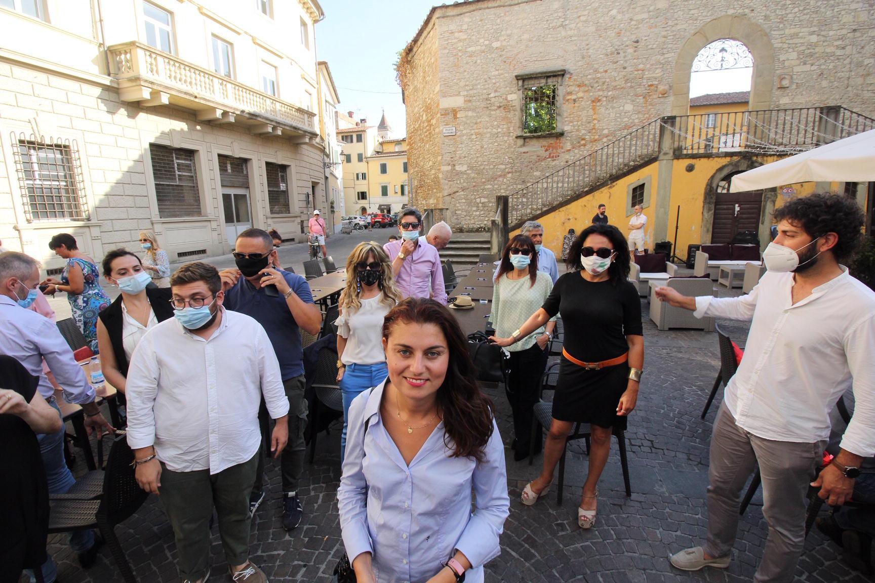 Susanna Ceccardi in piazzetta Buonamici insieme ad alcuni simpatizzanti