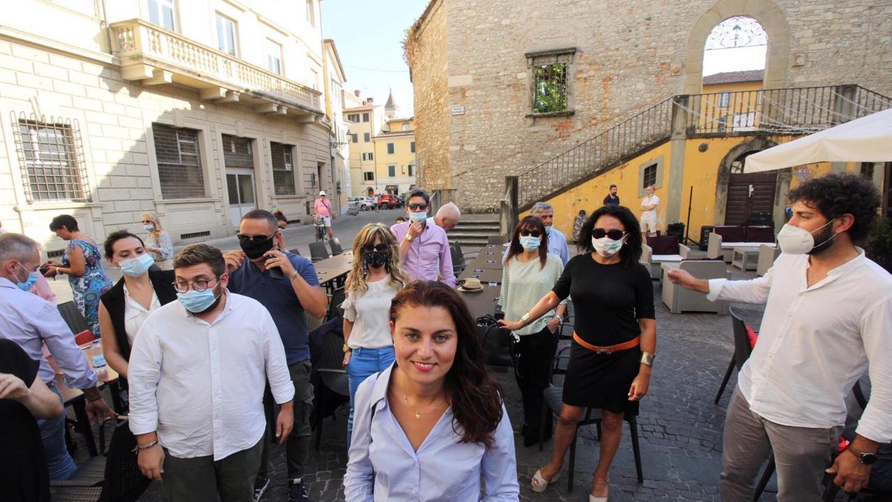 Susanna Ceccardi in piazzetta Buonamici insieme ad alcuni simpatizzanti