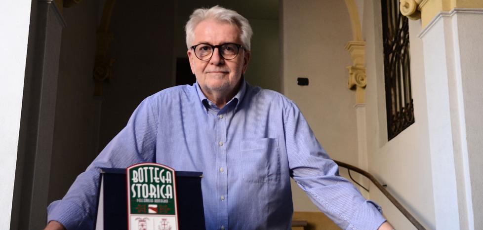 Modena. Il sindaco premia Angelo, parrucchiere da mezzo secolo in corso Canalgrande 