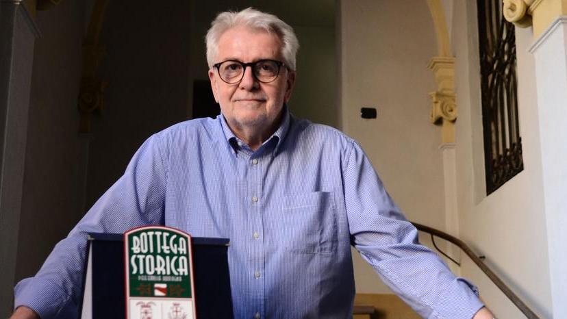 Modena. Il sindaco premia Angelo, parrucchiere da mezzo secolo in corso Canalgrande