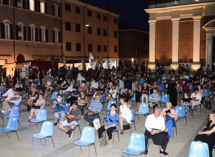 La nuova piazza si toglie i veli Serata di gala con Bonaccini «Formigine è una perla»