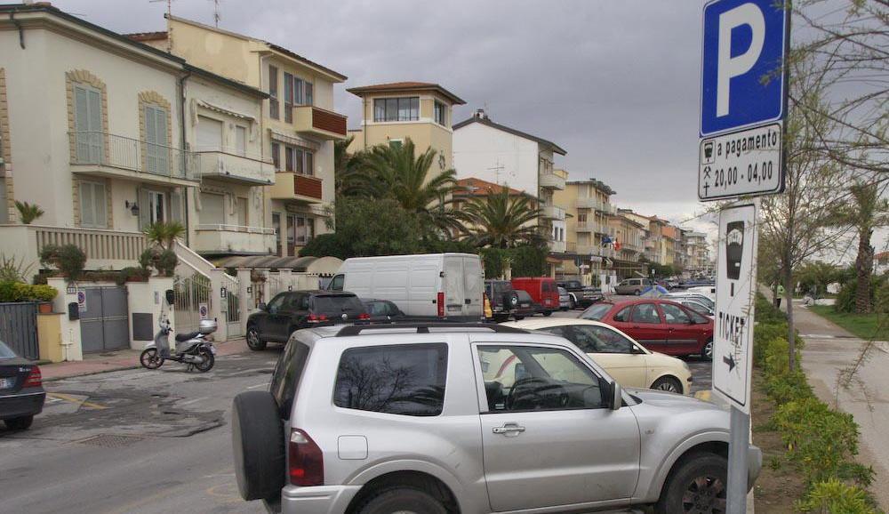 Sul viale Pistelli nuovamente permessa la sosta agli abbonati