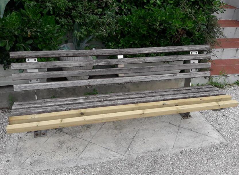 Volontari di Bargecchia riparano le panchine rimaste rotte per mesi
