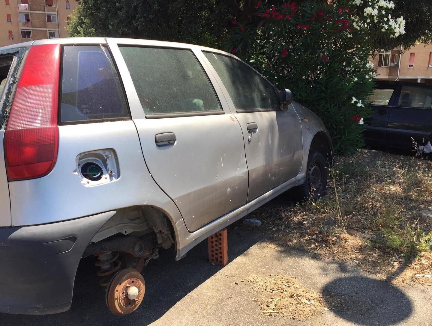 Auto e scooter abbandonati nel parcheggio-cimitero 