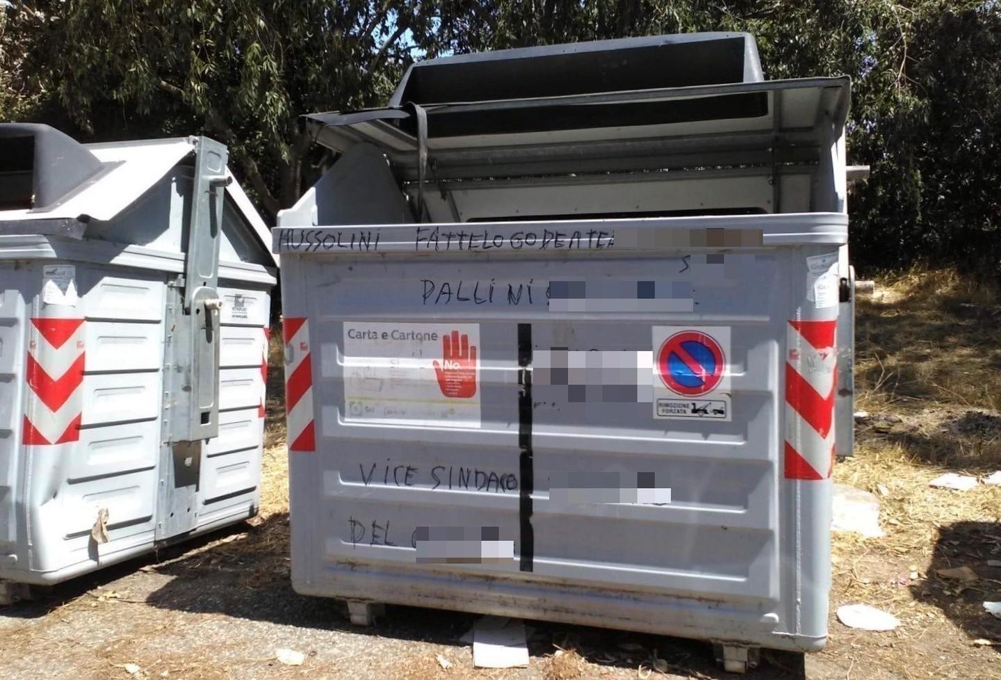 «Pallini schifoso fascista» Offese al vicesindaco sui cassonetti dei rifiuti 