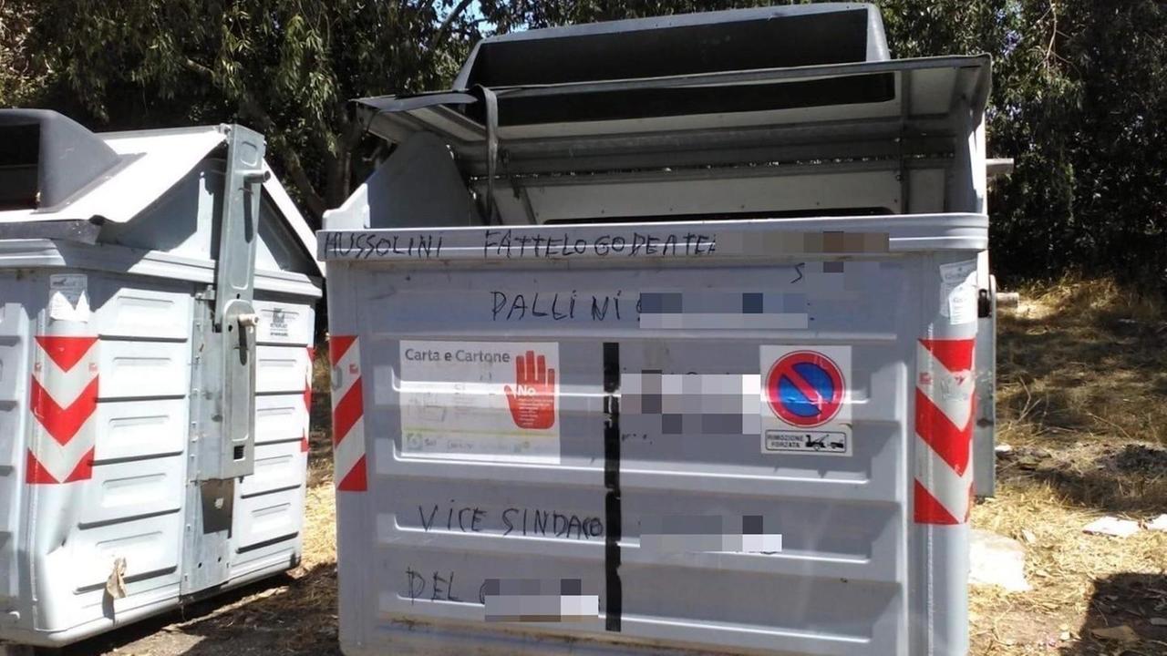 «Pallini schifoso fascista» Offese al vicesindaco sui cassonetti dei rifiuti