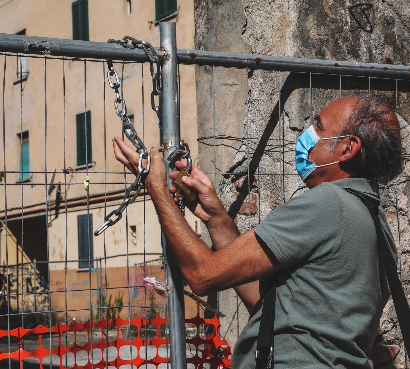 Maxi tenaglie per demolire il blocco e realizzare 222 nuovi appartamenti