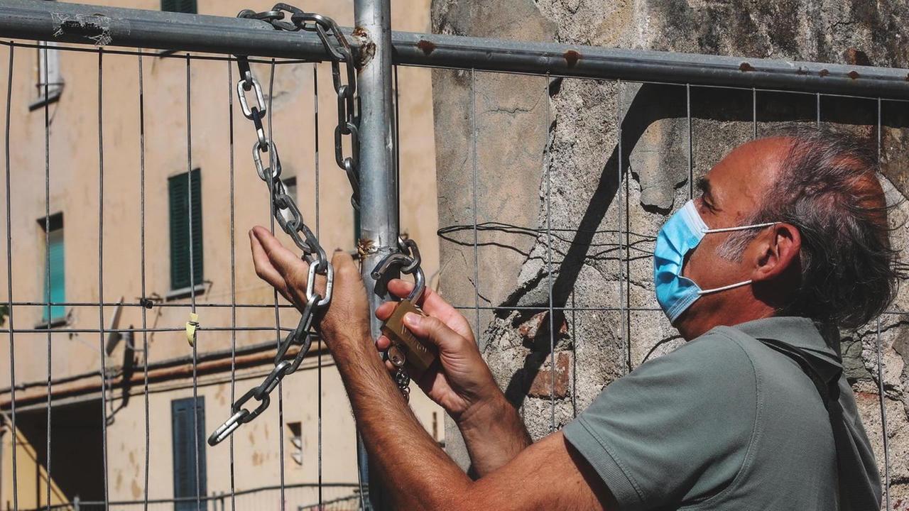 Maxi tenaglie per demolire il blocco e realizzare 222 nuovi appartamenti