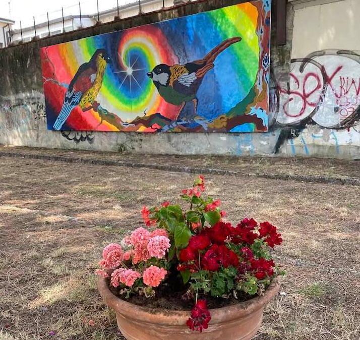I colori di un murale realizzato dagli studenti contro l’incuria 