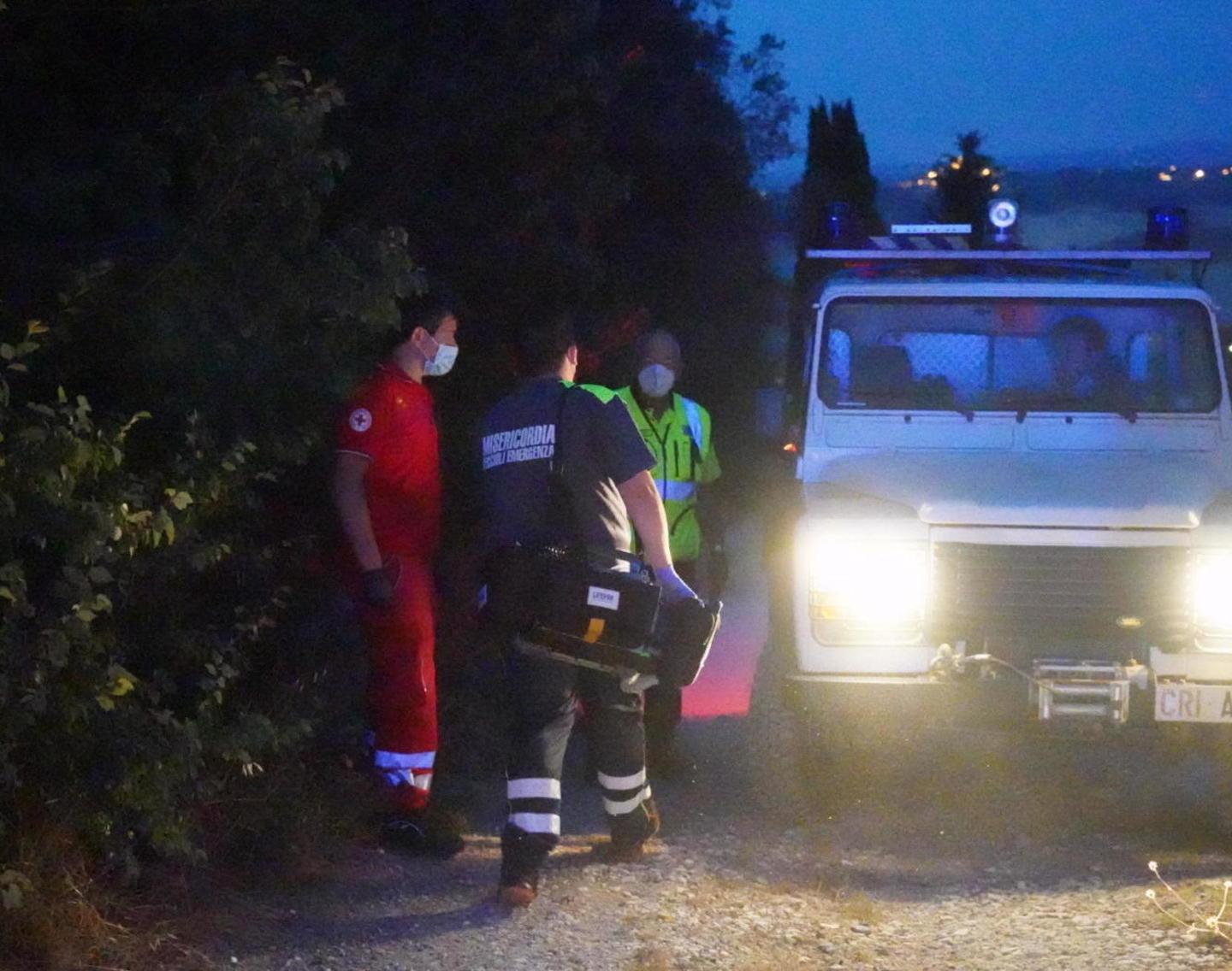 Non lo vedono tornare a casa e lo trovano morto sotto il trattore