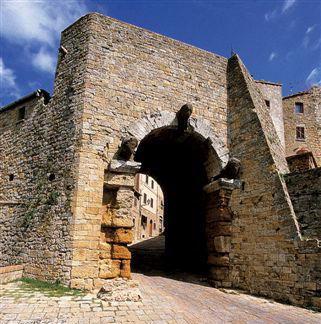 Due passi alla scoperta della Porta dell’Arco