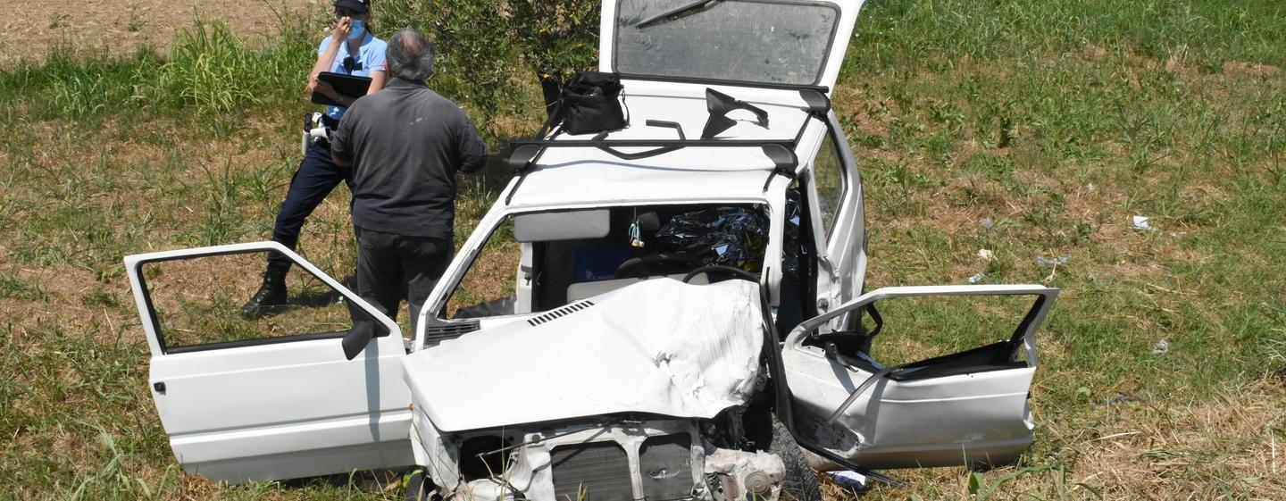 Auto si ribalta in un campo dopo scontro frontale
