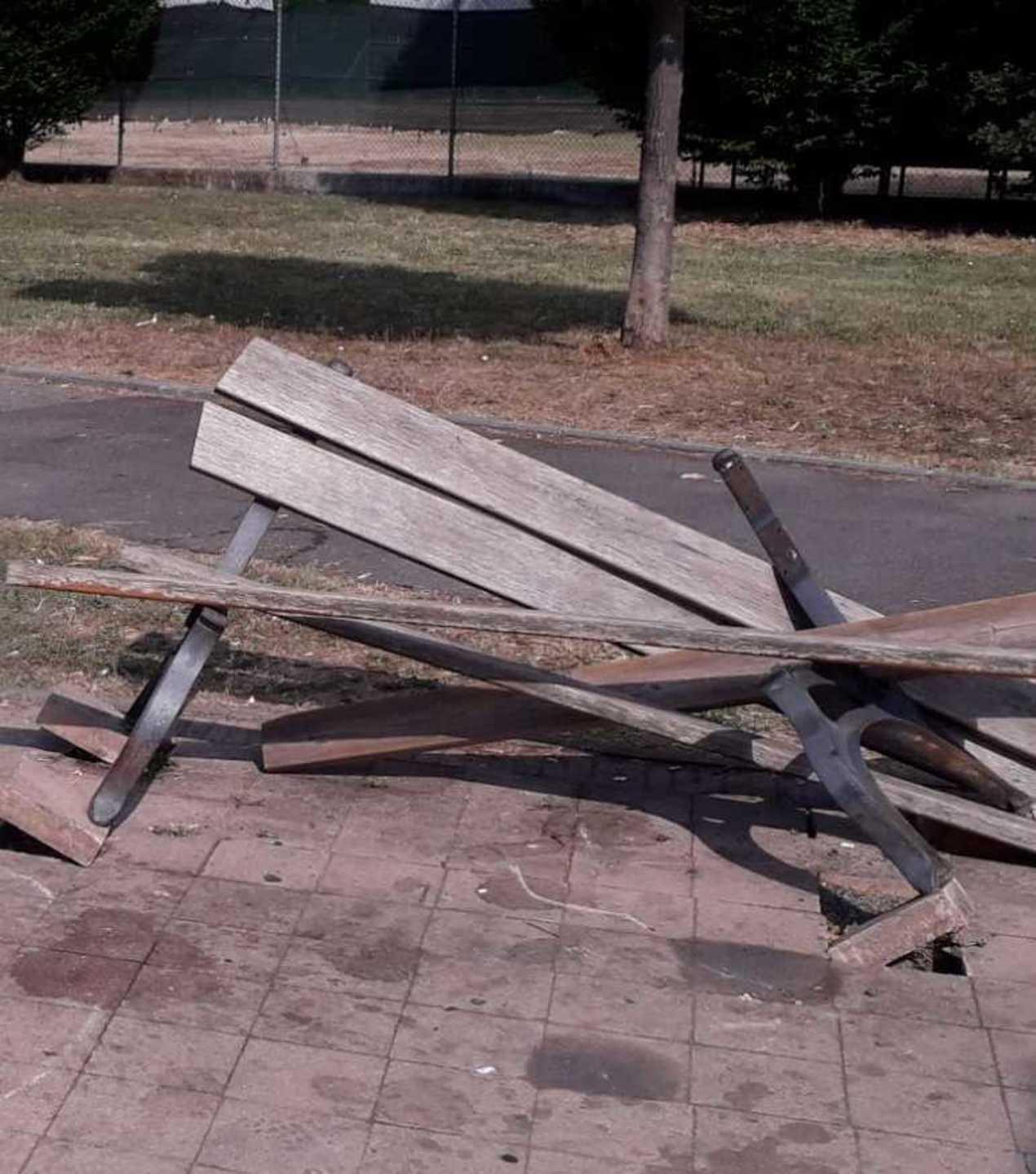 Distrutte dai vandali le panchine nei giardini