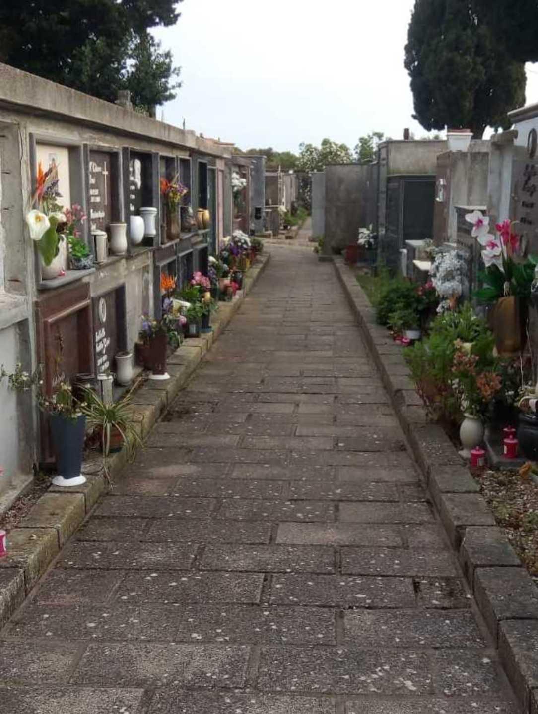 Raid in cimitero, due minori gli autori 