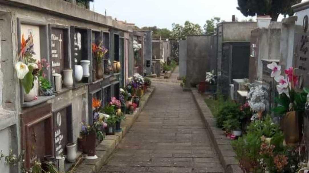 Raid in cimitero, due minori gli autori