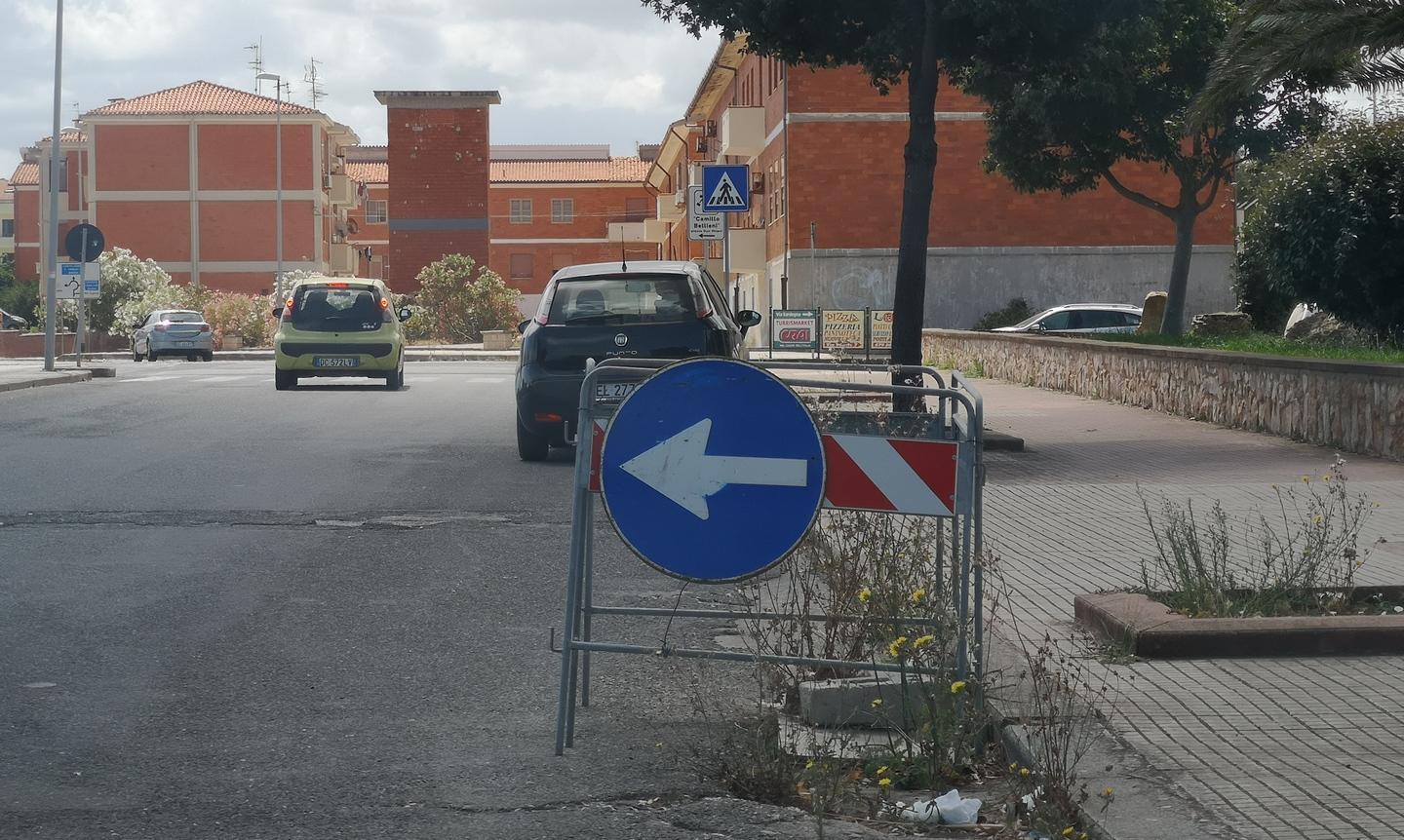 Una transenna “eterna” e pericolosa