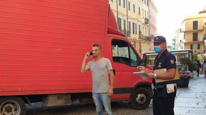 Si ferma con il camion in largo Cavallotti e gli rubano la borsa con i contanti