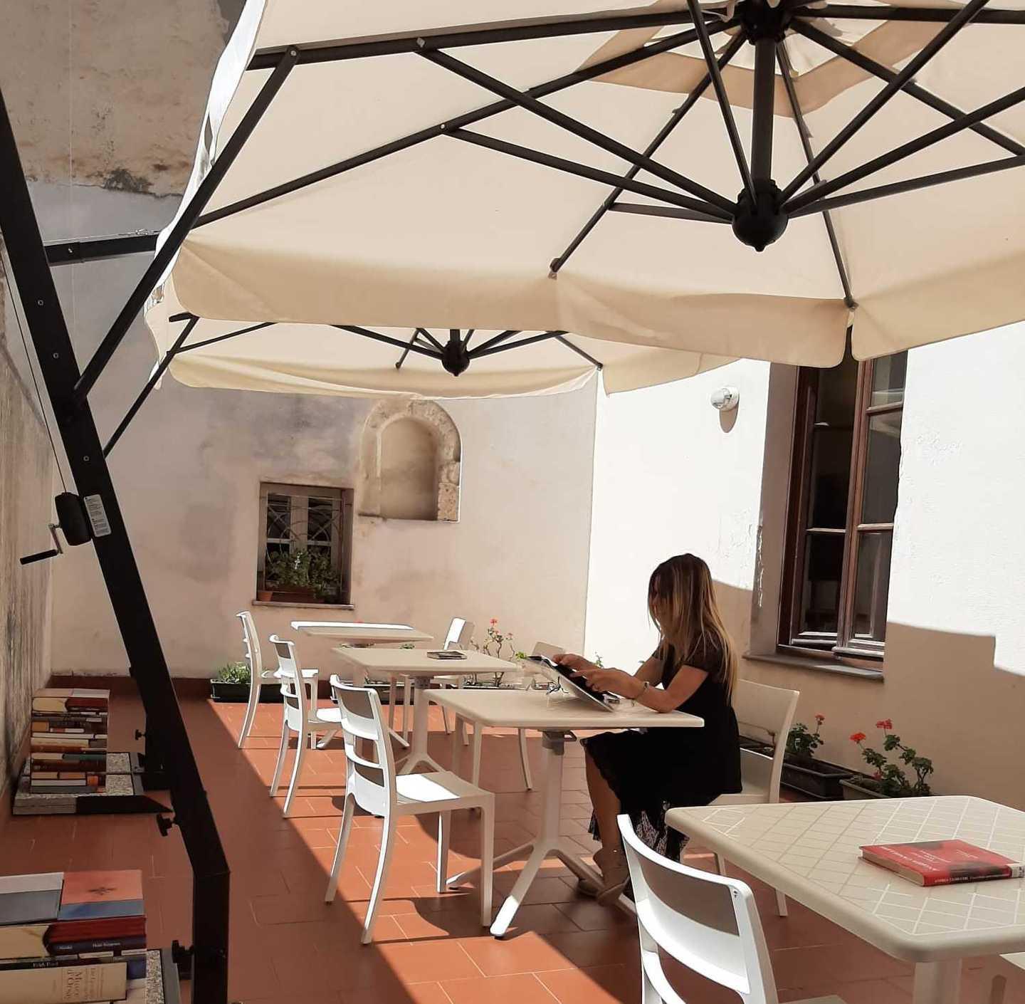 A Palazzo d’Usini i libri si leggono in terrazza