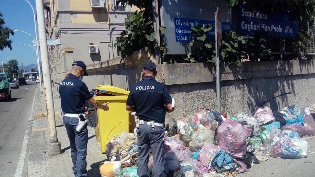 Filmati gli incivili che abbandonano i rifiuti dietro la stazione a Cagliari, sono 30