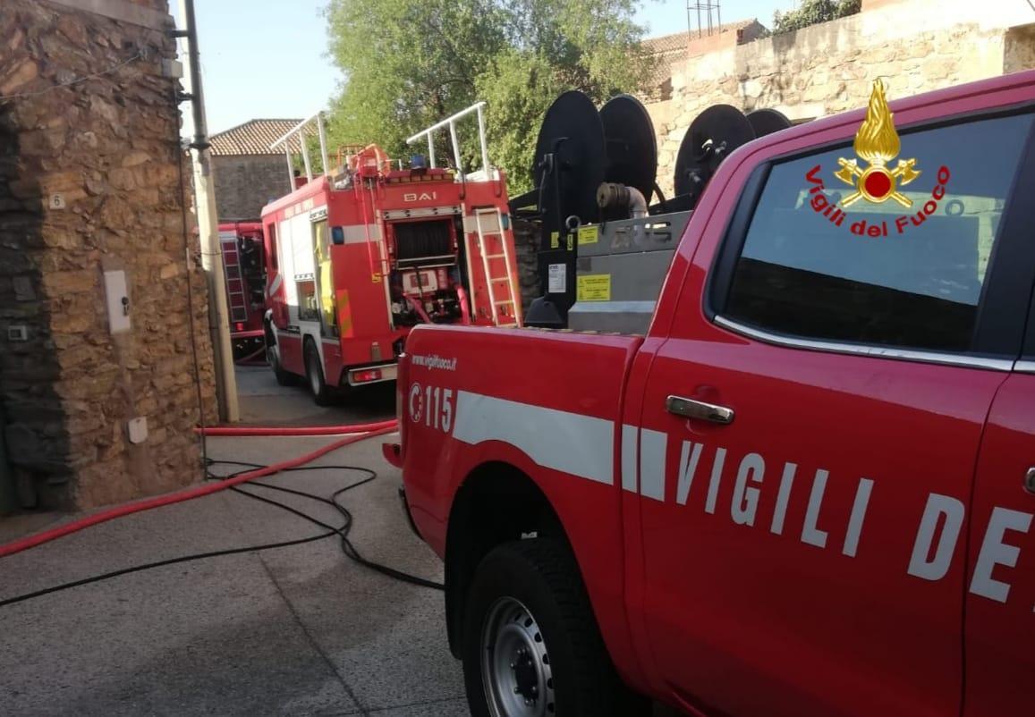 Incendio ad Armungia: brucia un edificio in ristrutturazione in pieno centro