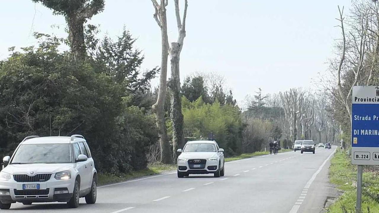 Ristoratore minacciato con una pistola mentre percorre in auto viale D’Annunzio