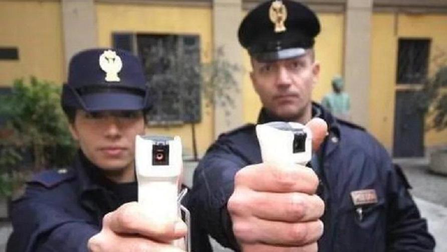 Due poliziotti armati di spray al peperoncino (foto d'archivio)