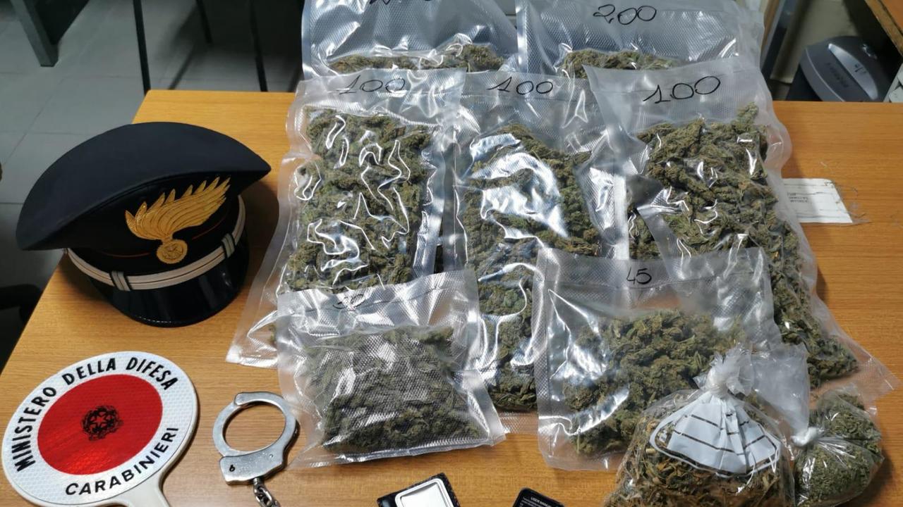 Nascosti in cucina 850 grammi di marijuana: un arresto a Sant'Antioco