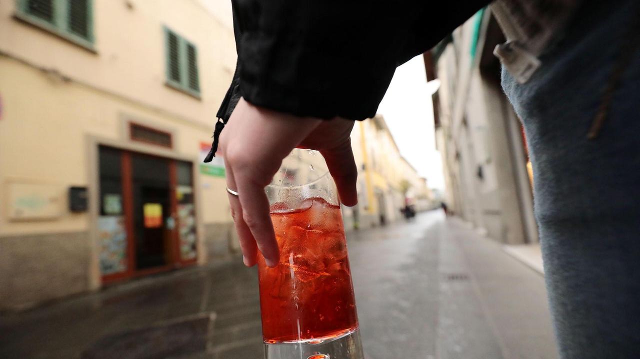 Minori e alcol, un'immagine simbolo (archivio, foto Sestini)