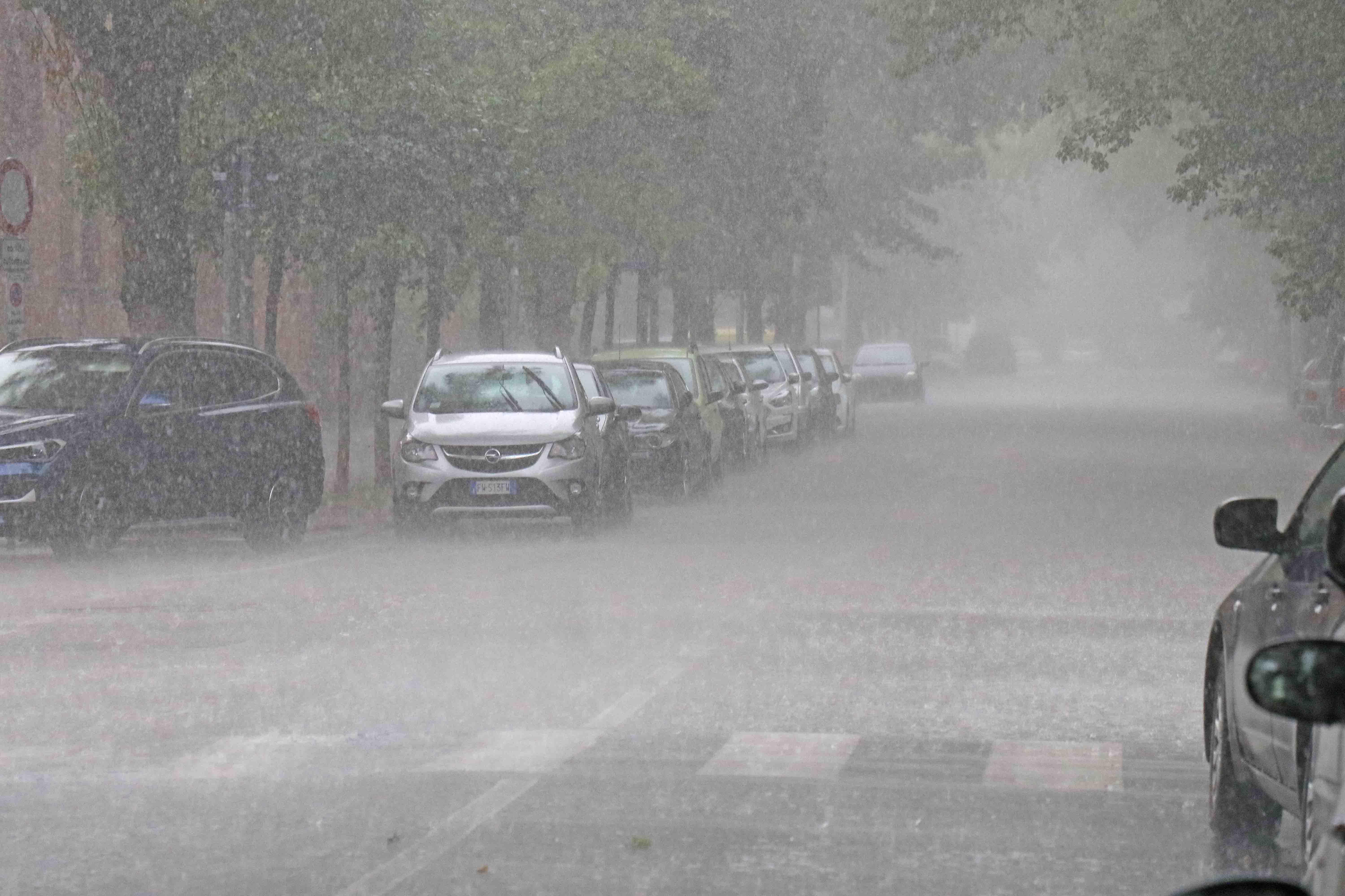 Maltempo, a Ferrara strade allagate dopo il temporale
