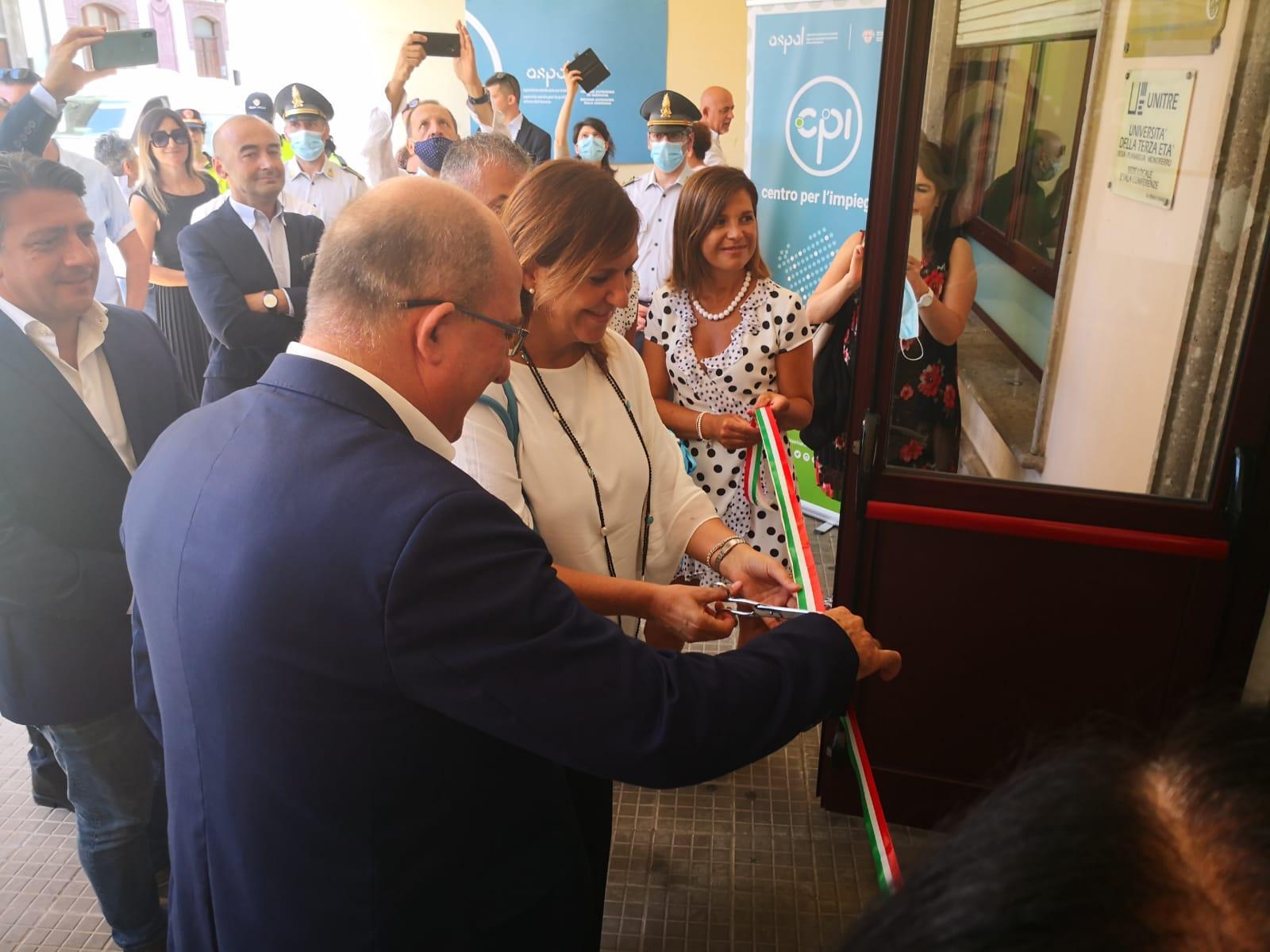 L'assessora al Lavoro Alessandra Zedda taglia il nastro del nuovo Centro per l'impiego