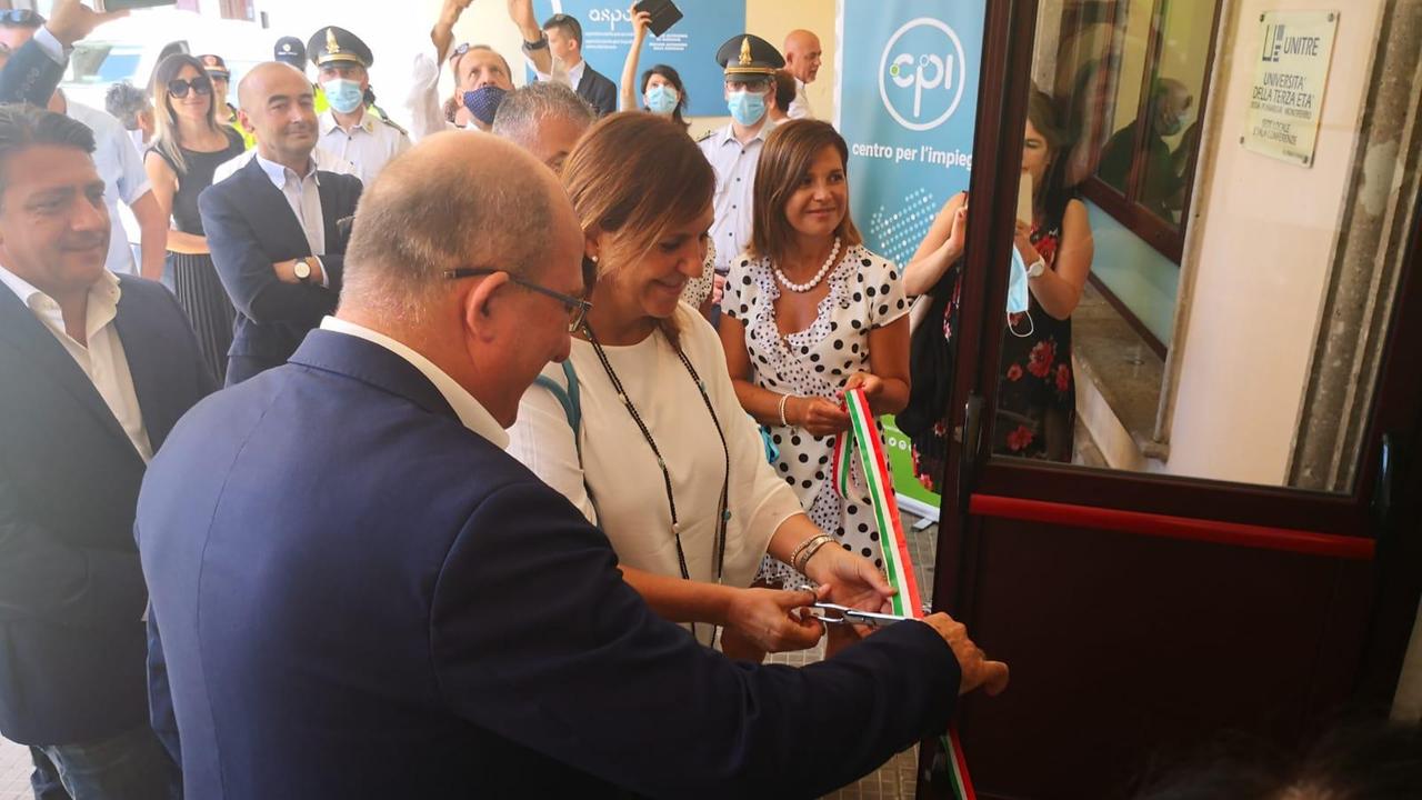 L'assessora al Lavoro Alessandra Zedda taglia il nastro del nuovo Centro per l'impiego
