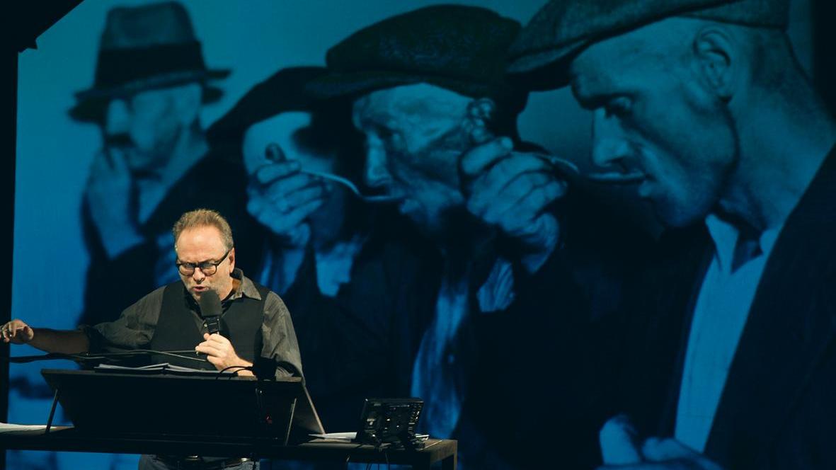 Massimo Popolizio in una scena dello spettacolo “Furore” tratto dal romanzo di John Steinbeck che potremo vedere al Metastasio