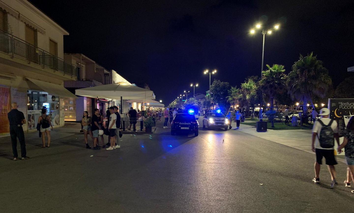 Notte folle tra botte, coltellate e malori Rissa in Passeggiata, feriti due ventenni 