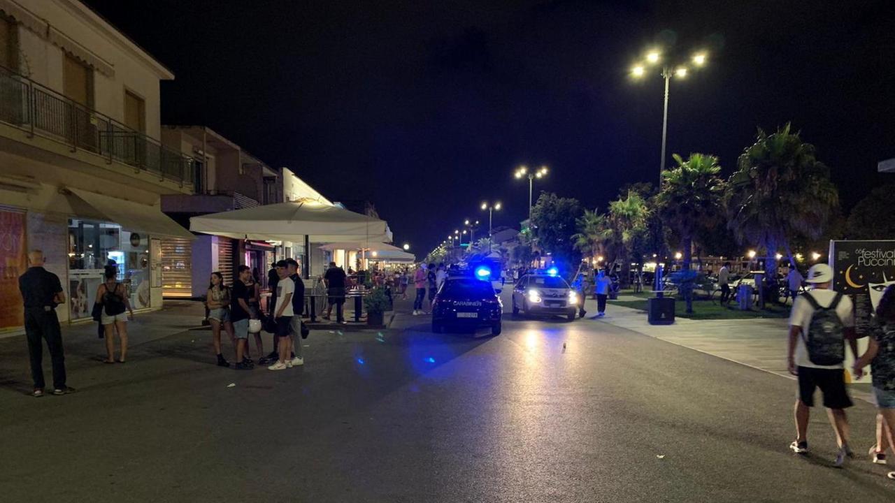 Notte folle tra botte, coltellate e malori Rissa in Passeggiata, feriti due ventenni