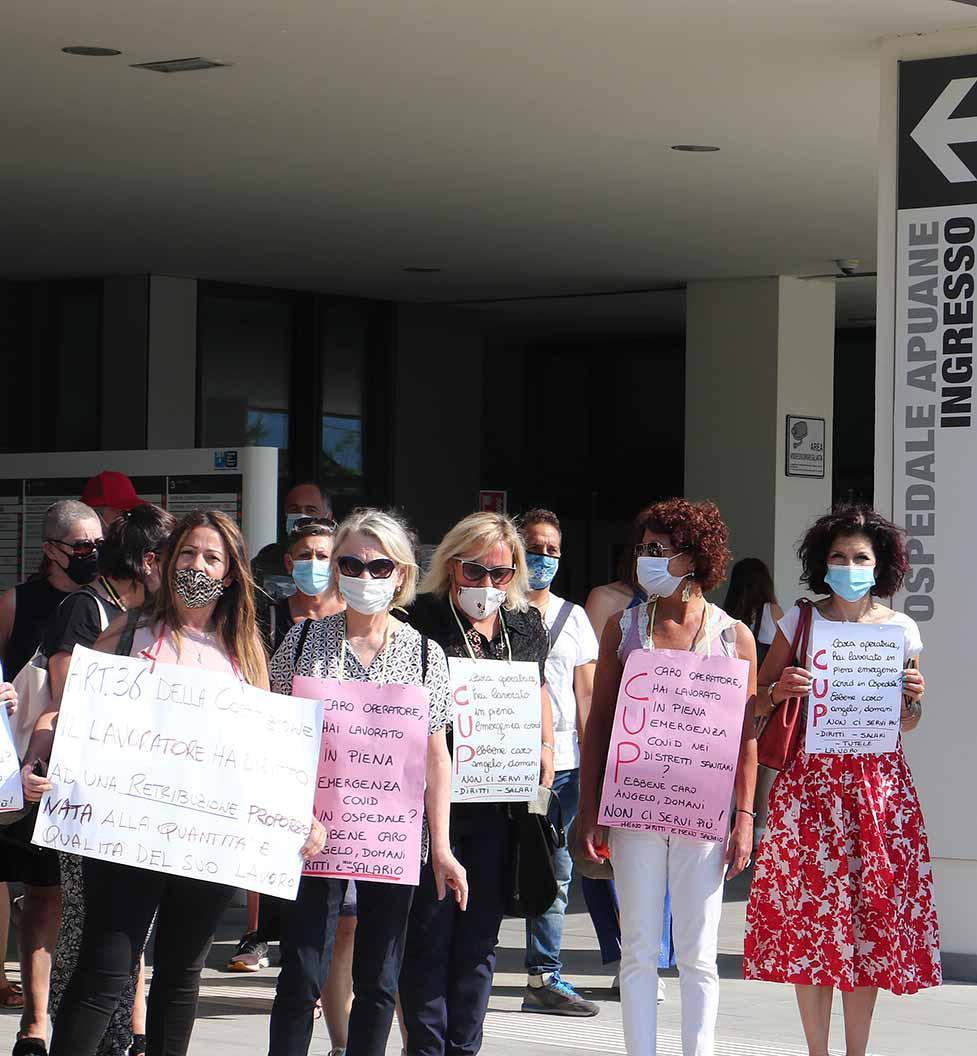 Una protesta delle lavoratrici del Cup al Noa di Massa