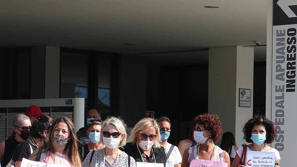 Una protesta delle lavoratrici del Cup al Noa di Massa