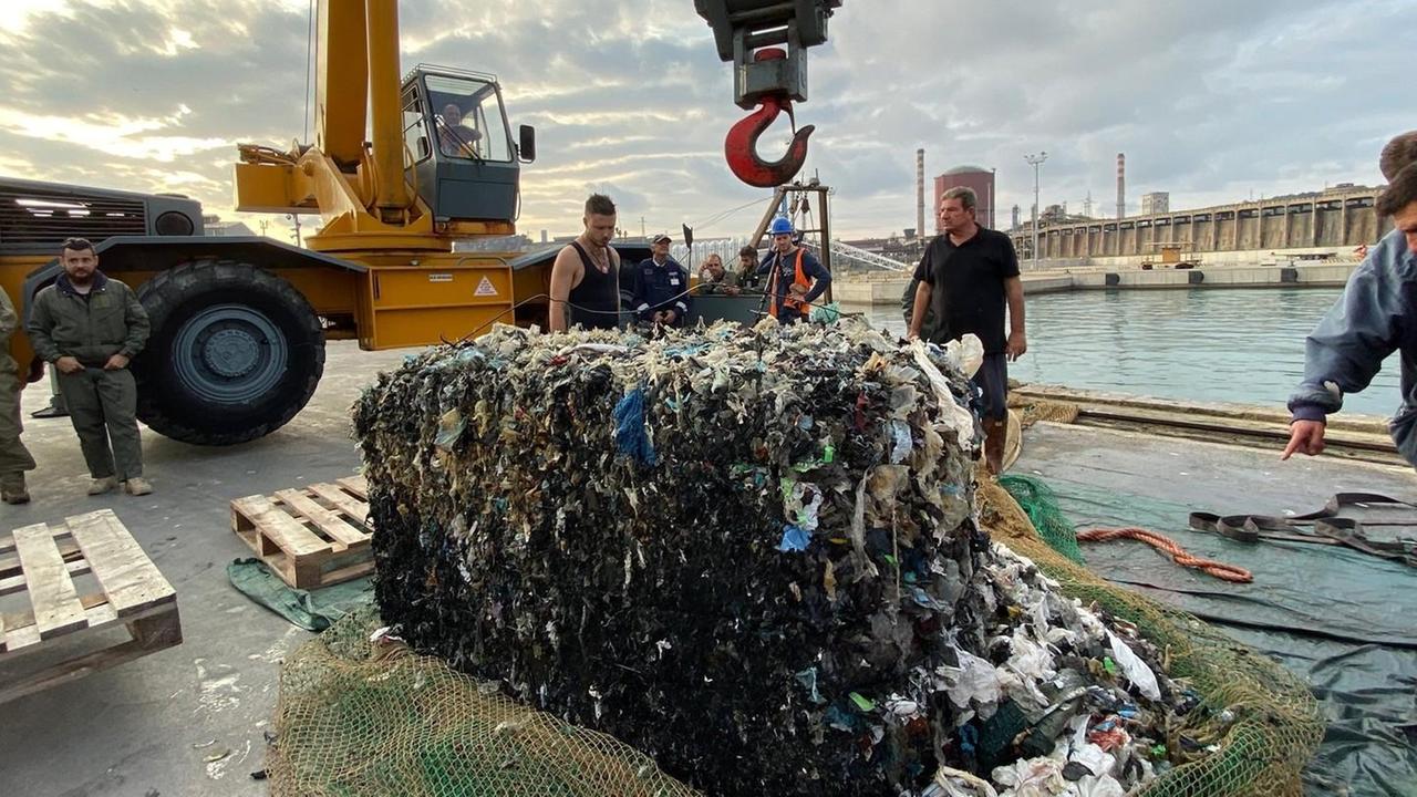 Ecoballe, rimuoverle “subito” costerà 4 milioni e 6 mesi di attesa