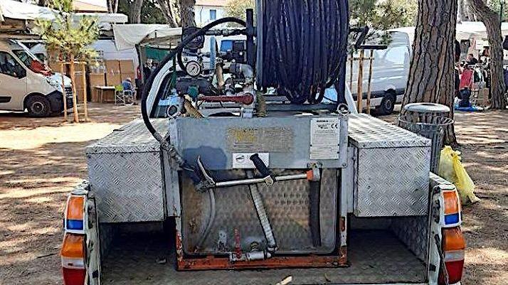 Un’autobotte per prevenire gli incendi al mercato