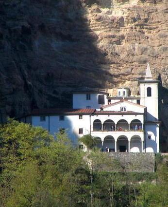 Presunti abusi su due fratelli Accuse pesanti per due religiosi 