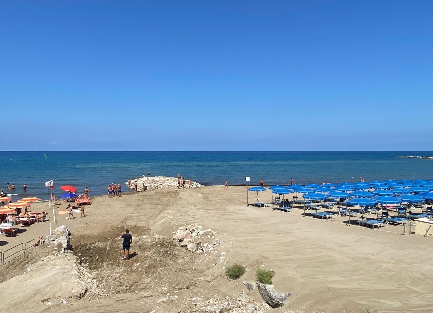 Erosione, chiuso il cantiere tra Delfino e Mediterraneo 