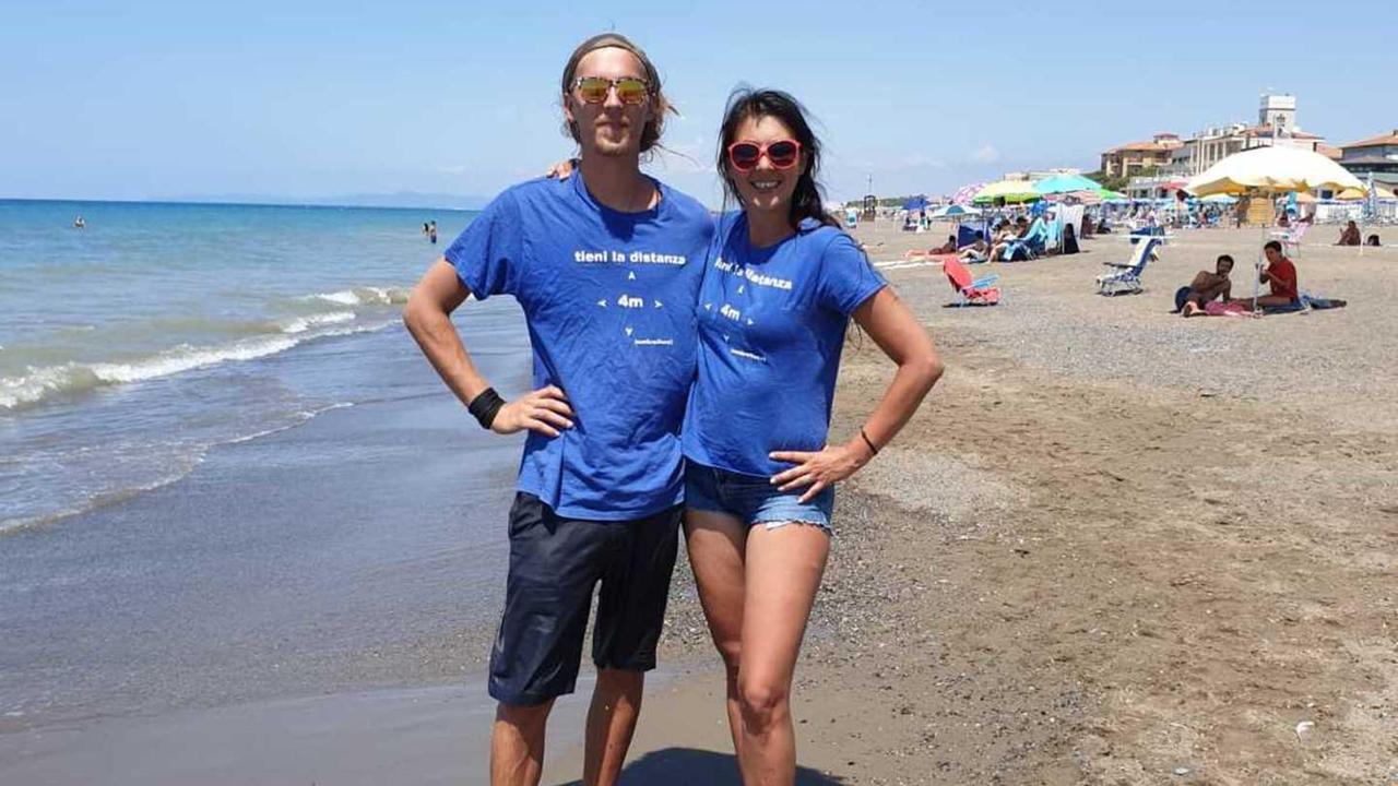 Due giovani al lavoro per “pattugliare” la spiaggia libera