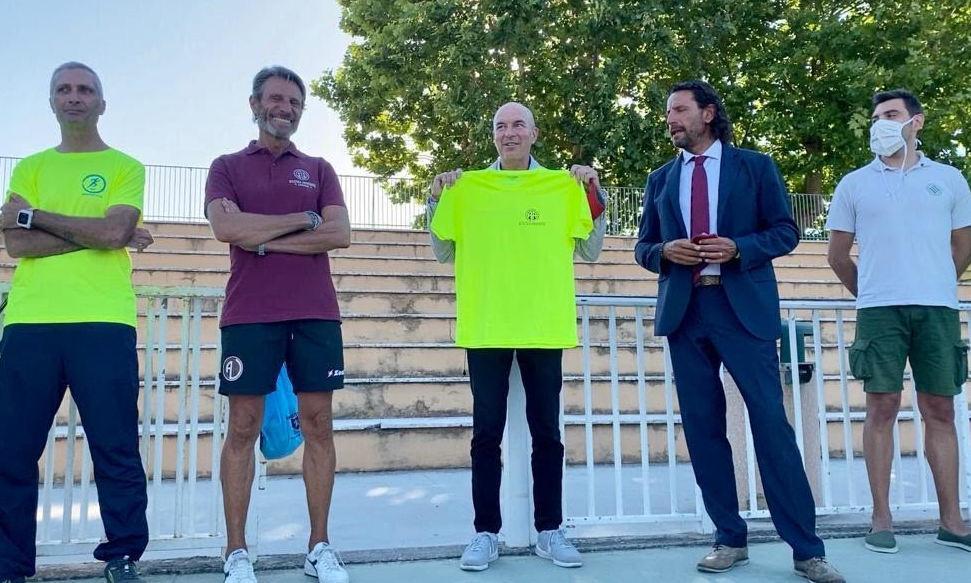 Finalmente la stretta di mano tra i runners e tutti i cittadini 