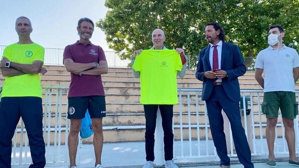 Finalmente la stretta di mano tra i runners e tutti i cittadini