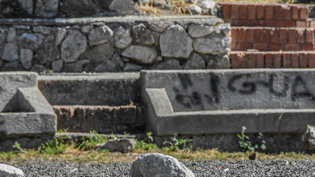 Lanci di pietre sull’Arena