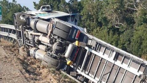 Tir alimentato a metano ko Ore di paura in autostrada