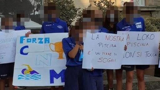 Giovani nuotatori mobilitati per salvare le piscine comunali